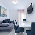 Modernes Nur 430 Meter Zum Sandstrand Mit Privatparkplatz Crikvenica